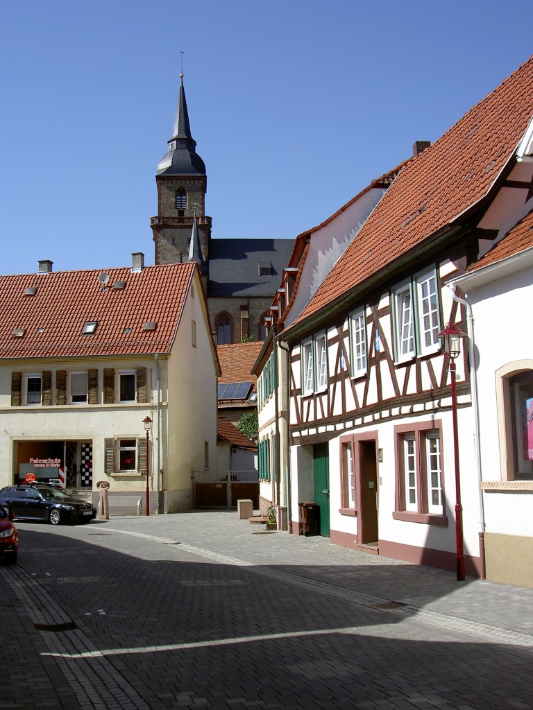 Gllheim, Hauptstrae mit Kath. Kirche St. Johannes Nepomuk (08.06.2014)