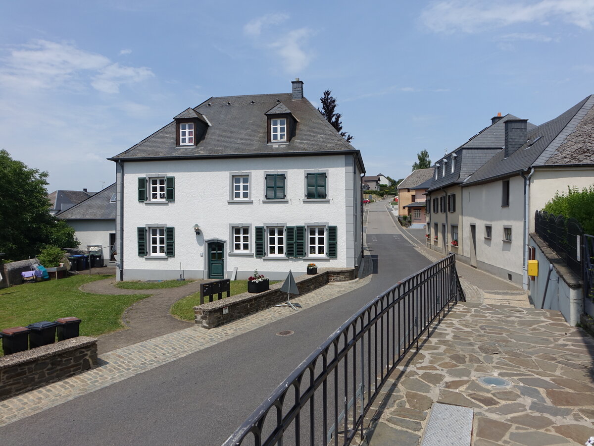 Goesdorf, Pfarrhaus in der Um Knupp Strae (19.06.2022)