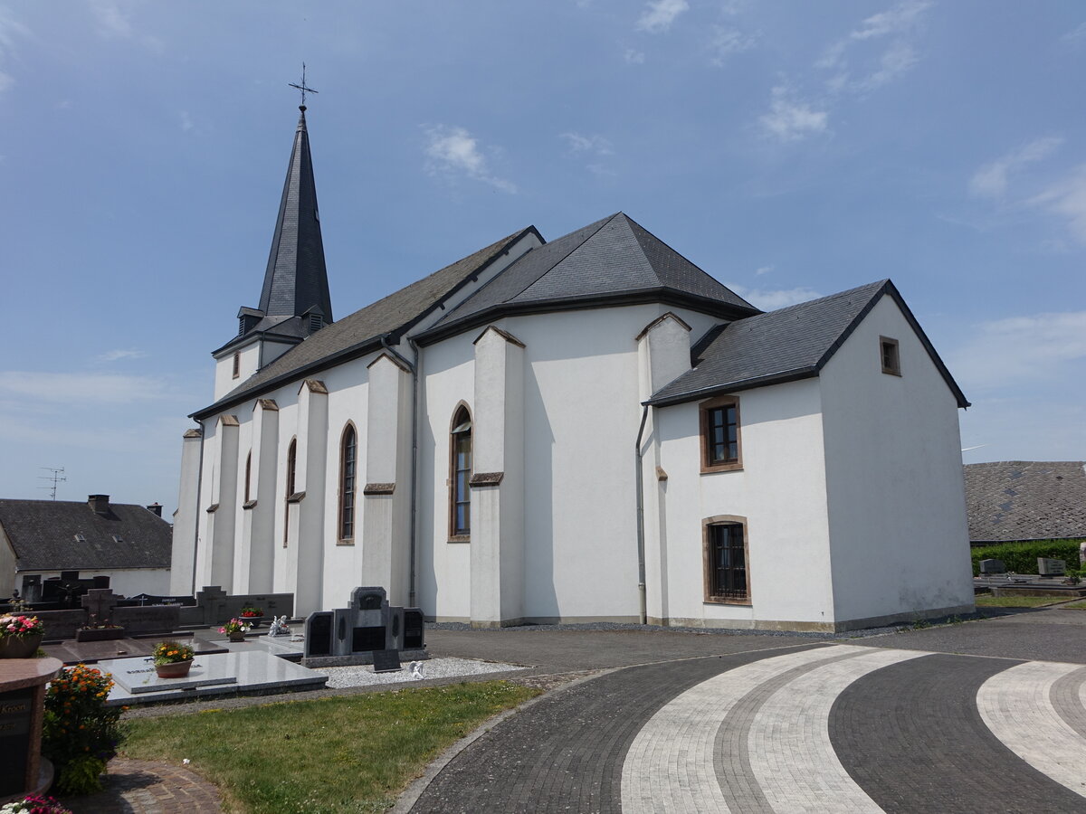 Goesdorf, Pfarrkirche St. Croix in der Op de Virstad Strae (19.06.2022)