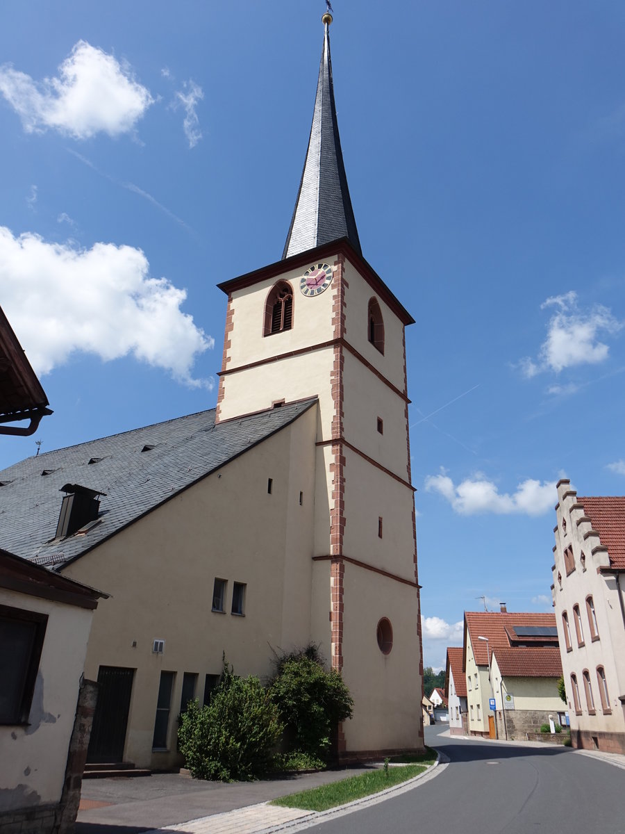 Gssenheim, katholische Pfarrkirche St. Radegundis, in Neubau einbezogener Chorturm, Kirchturm von 1614 (26.05.2018)