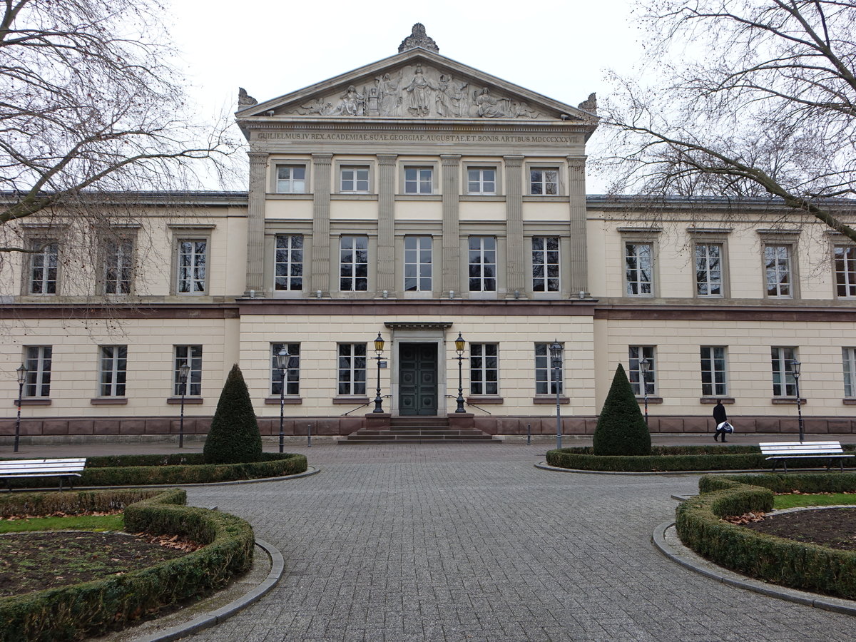 Gttingen, Aula der Universitt, klassizistischer Putzbau mit Werksteingliederung, 
erbaut von 1835 bis 1837 durch Otto Prel, Giebelfeld von Ernst von Bandel (08.03.2017)