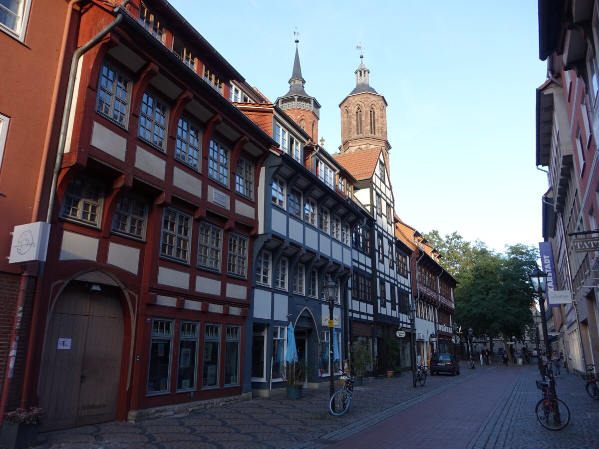 Gttingen, Fachwerkhuser und Trme der Johanniskirche in der Johannisstrae (26.09.2023)