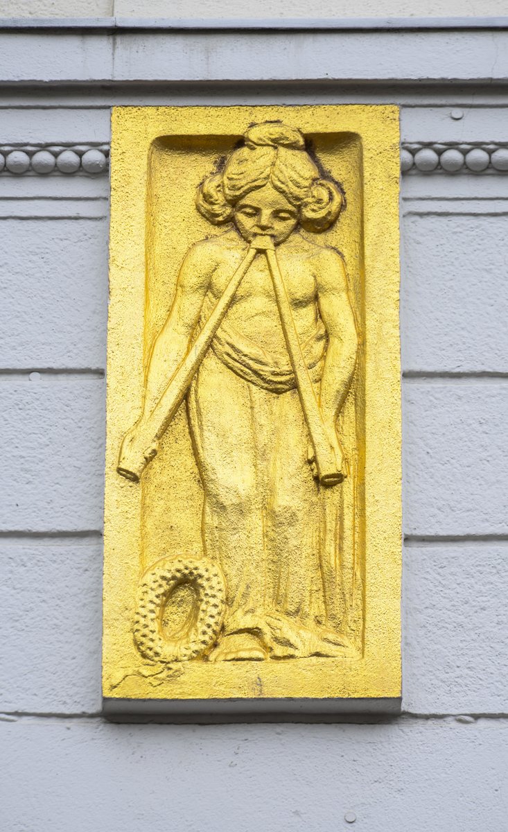 Goldenes Jugendstilrelief am Gebäude in der Großen Straße in Flensburg. Aufnahme: 2. Mai 2020.