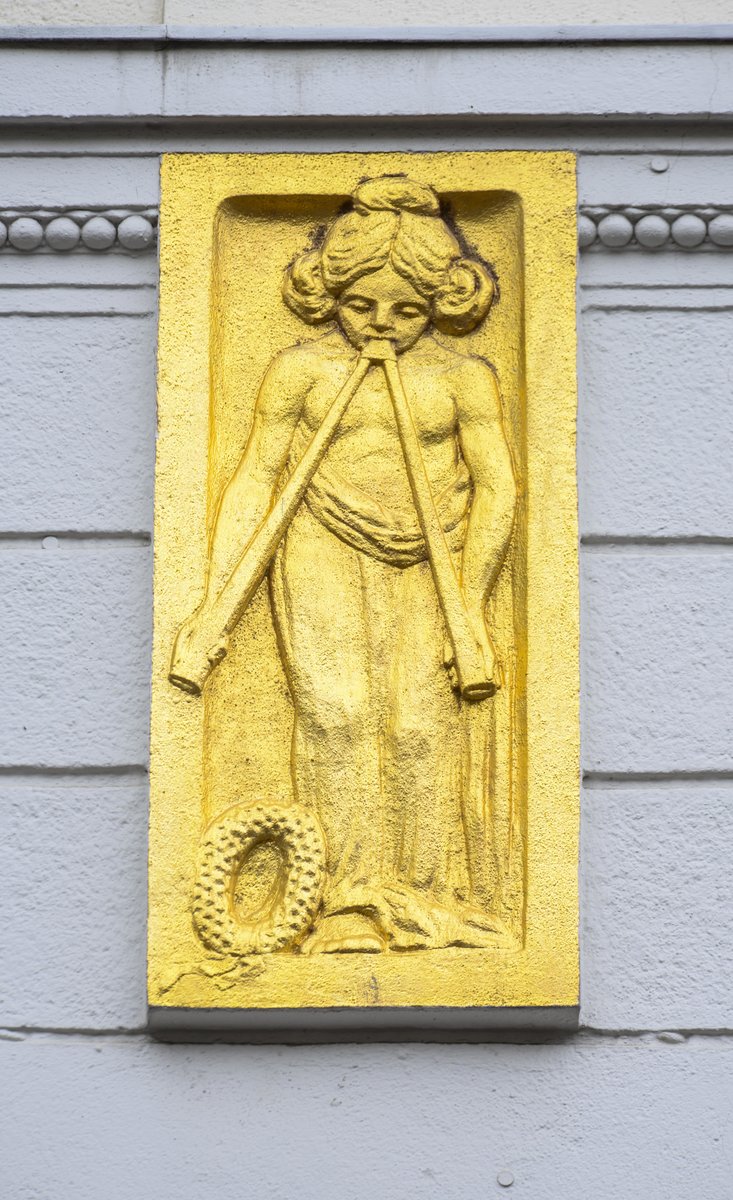 Goldenes Jugendstilrelief am Gebude in der Groen Strae in Flensburg. Aufnahme: 2. Mai 2020.