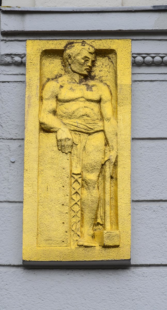 Goldenes Jugendstilrelief am Gebude in der Groen Strae in Flensburg. Aufnahme: 2. Mai 2020.