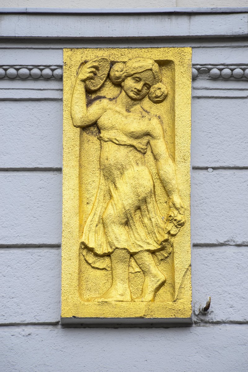 Goldenes Jugendstilrelief am Gebude in der Groen Strae in Flensburg. Aufnahme: 2. Mai 2020.