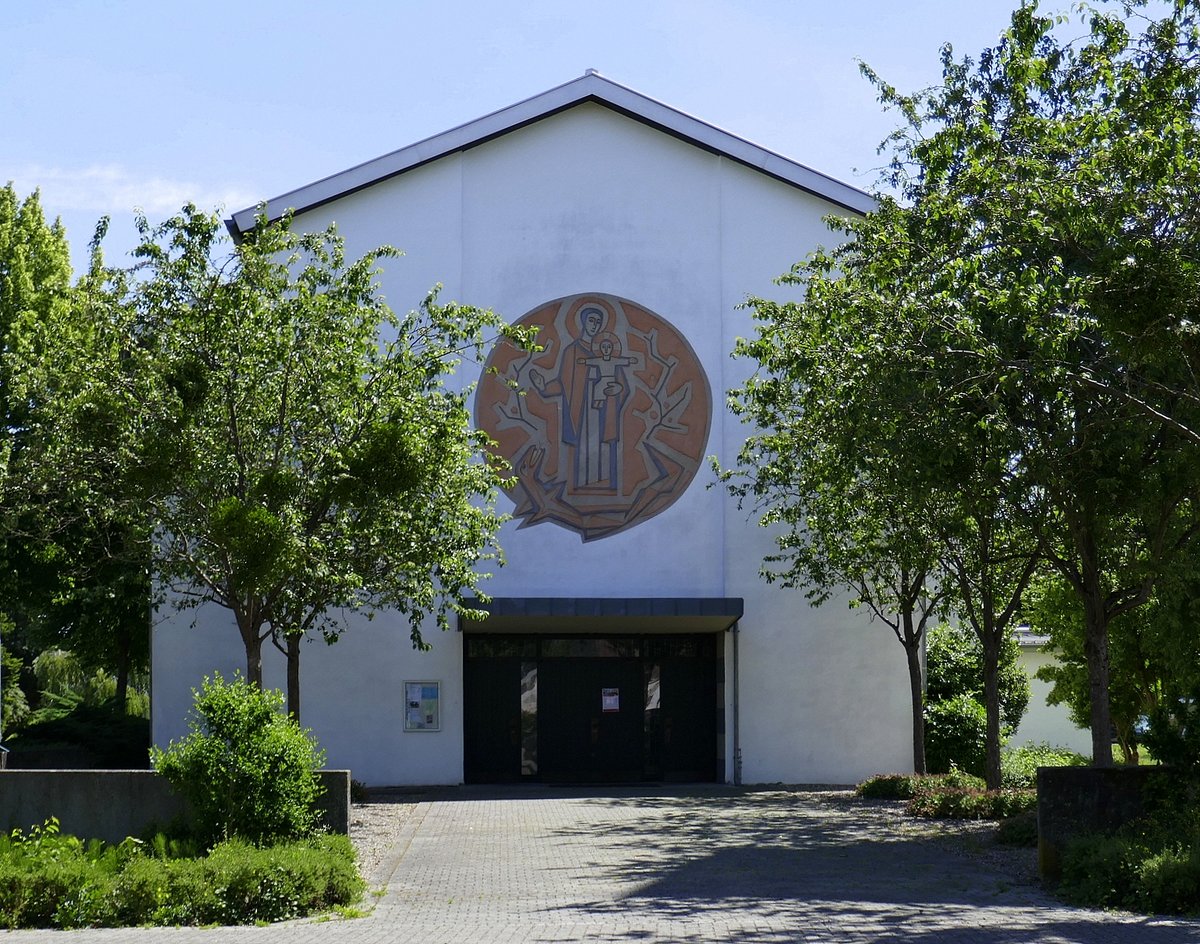 Goldscheuer, katholische Pfarrkirche, Westgiebel mit Haupteingang, Mai 2020