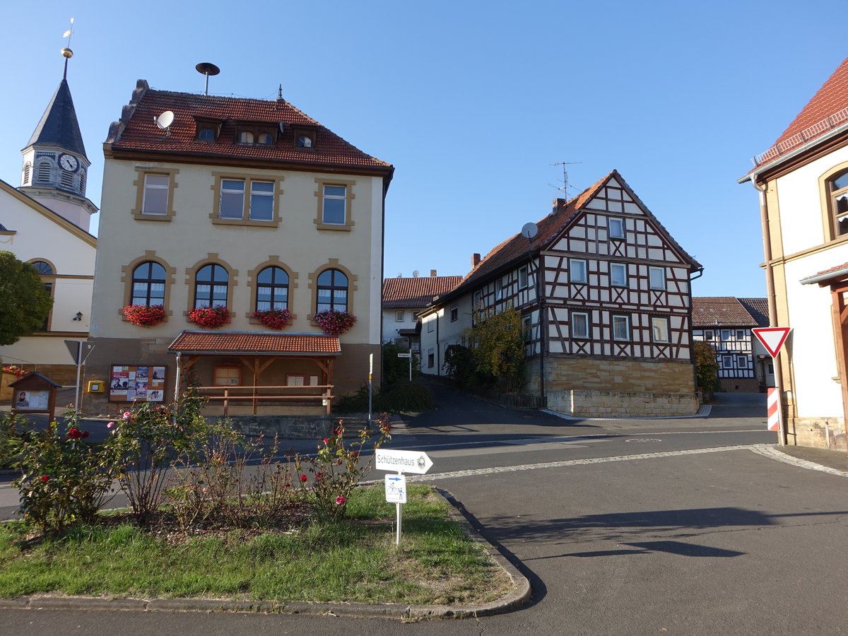 Gollmuthhausen, ehemalige Schule und Fachwerkhaus in der Kirchgasse (15.10.2018)