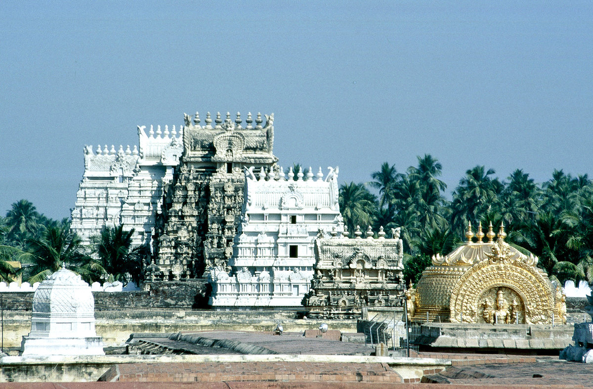 Gopurams des Tempels von Srirangam in Tiruchirappalli. Bild vom Dia. Aufnahme: November 1988.