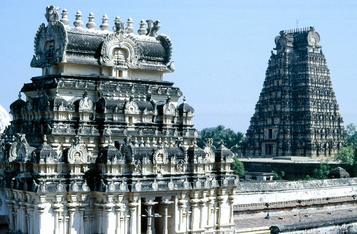 Gopurams des Tempels von Srirangam in Tiruchirappalli. Bild vom Dia. Aufnahme: Dezember 1988.
