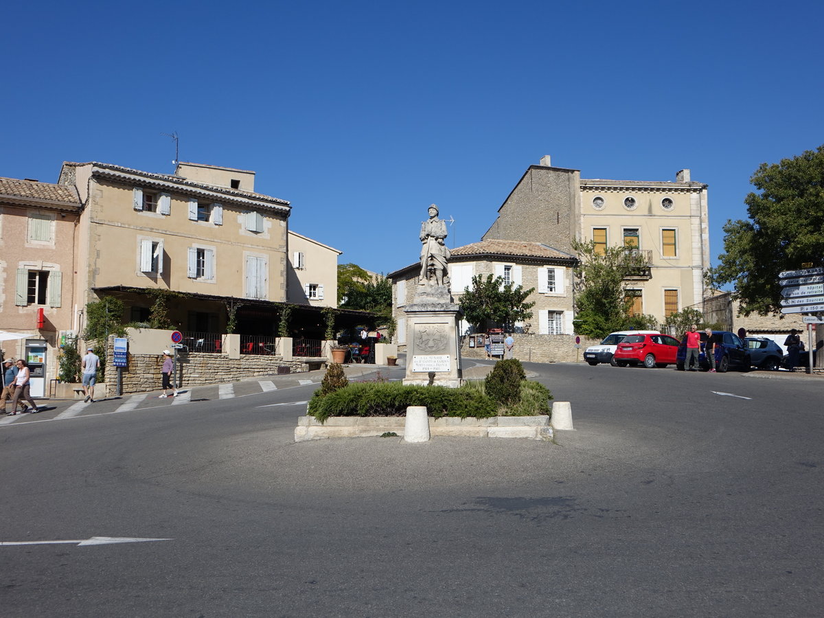 Gordes, Huser und Denkmal am Place du Chateau in der Altstadt (24.09.2017)