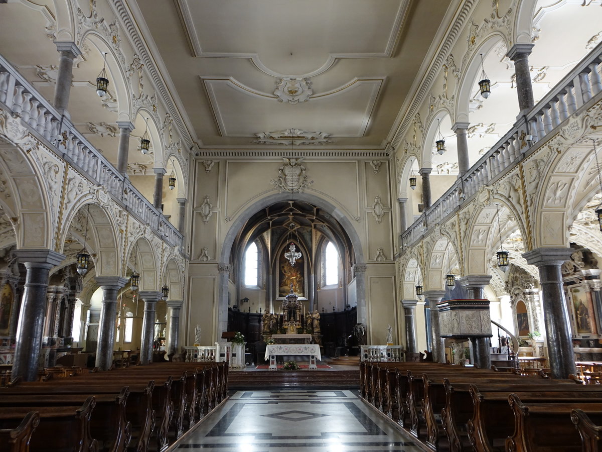Gorizia/Grz, barocker Innenraum des Doms St. Illario e Taziano, Sulen aus dunklem Marmor, Kanzel von 1711 (19.09.2019)