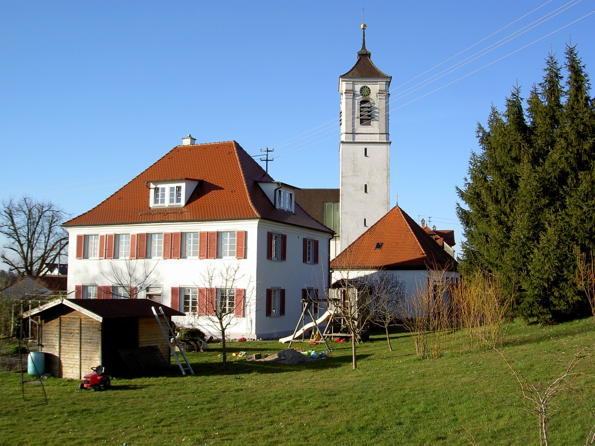 Gornhofen, Pfarrhaus und Pfarrkirche St. Walburga und Ottilie, erbaut 1728 (17.03.2014)