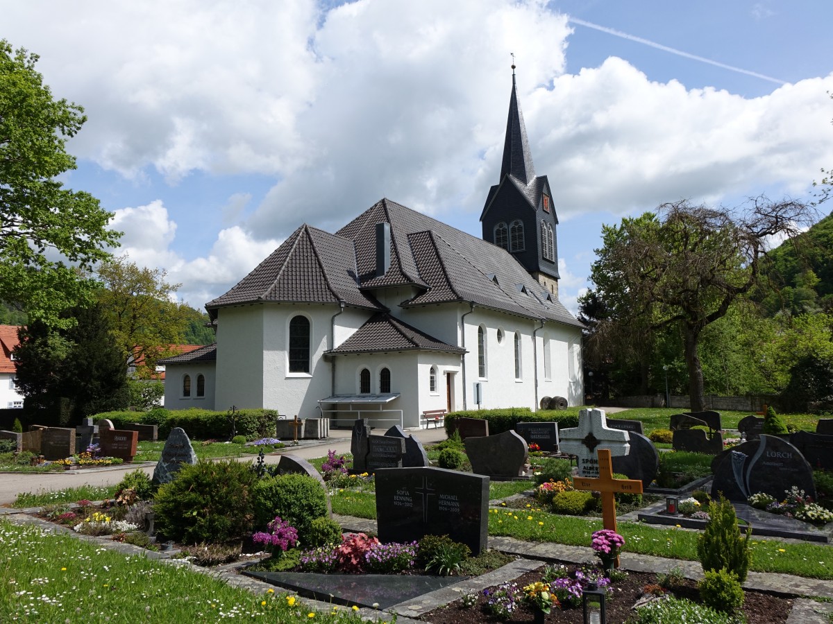 Gosbach, Ev. St. Magnus Kirche, erbaut von 1921 bis 1922 durch Architekt Otto Linder, Kirchturm von 1883 von der Vorgngerkirche (10.05.2015)