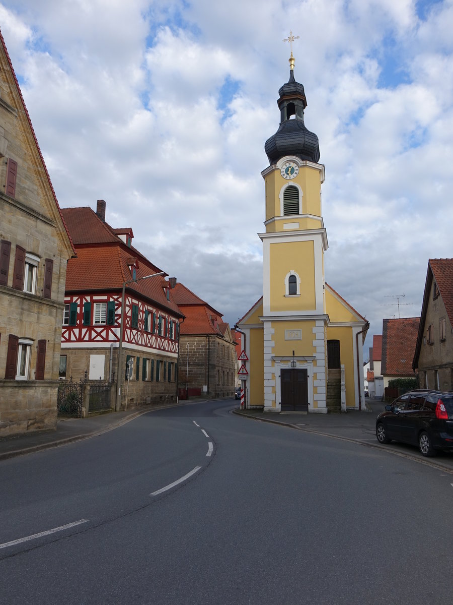 Gosberg, kath. Filialkirche zur Hl. Dreifaltigkeit, Saalkirche mit eingezogenem, polygonal geschlossenem Chor und Westturm, Langhaus erbaut von 1717 bis 1718, Kirchturm von 1904 (27.03.2016)