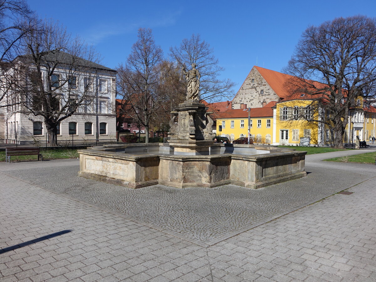 Gotha, historischer Minerva Brunnen am Myconius Platz (16.04.2022)
