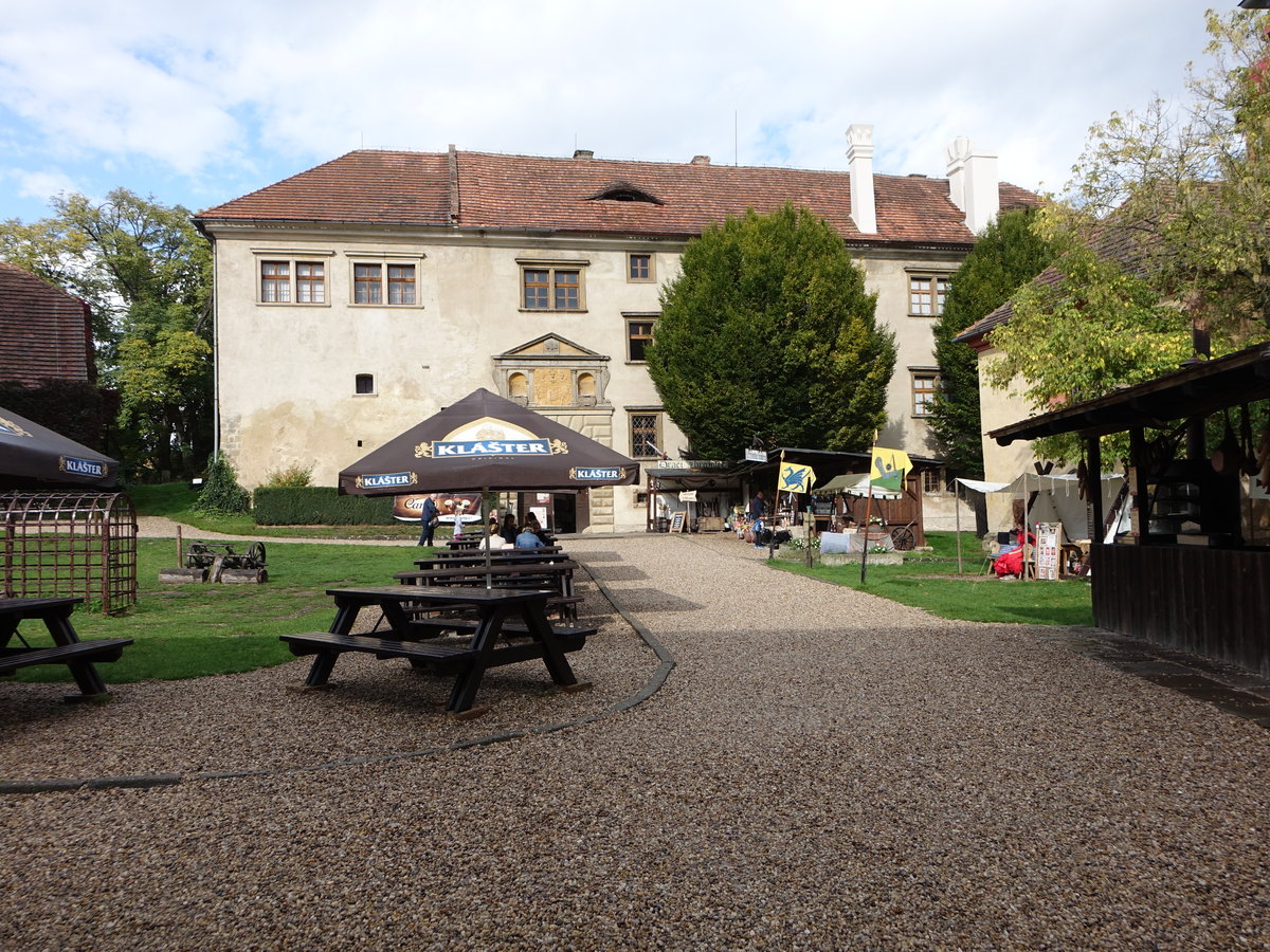 Gotische Burg Stare Hrady / Altenburg, erbaut im 14. Jahrhundert, heute Auenstelle des Literaturarchivs des Museums fr das Nationale Schrifttum (28.09.2019)