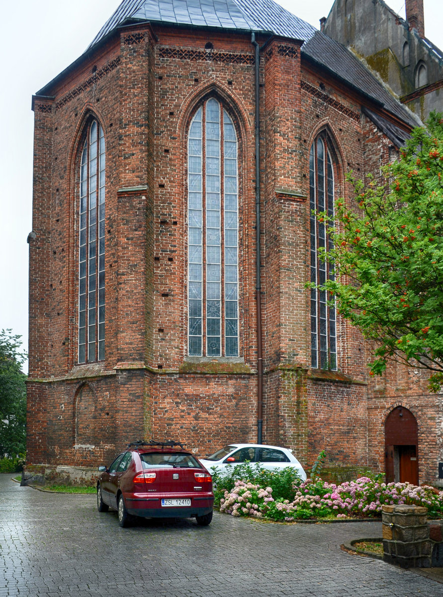Gotische Fenster am Chor von der Marienkirche in Darłowo (Rgenwalde). Aufnahme: 22. August 2020.