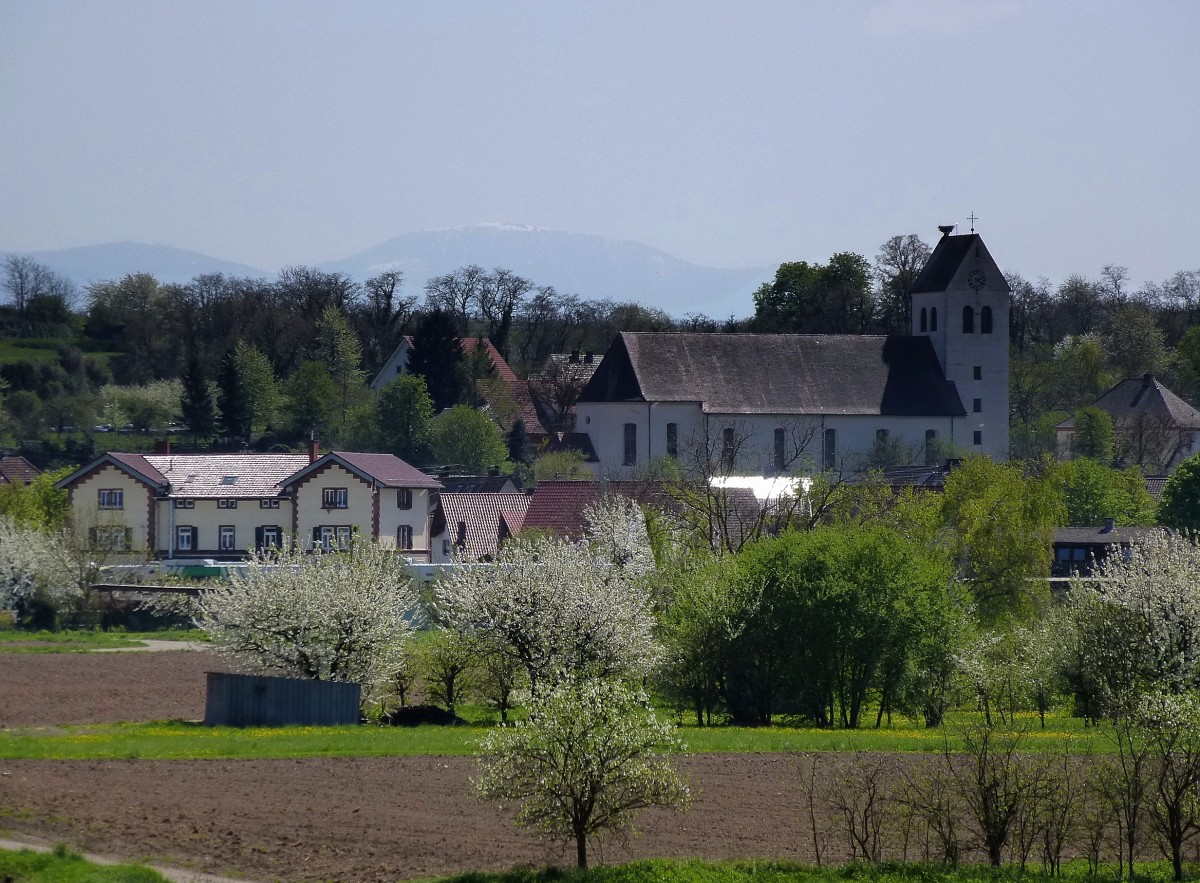 Gottenheim, Blick zur St.Stephans-Kirche, links das Bahnhofsgebude, April 2013
