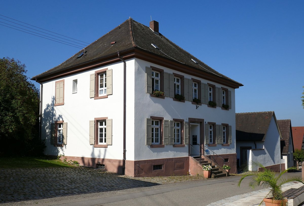 Gottenheim, das historische Pfarrhaus der Gemeinde am nrdlichen Tuniberg, Juli 2018