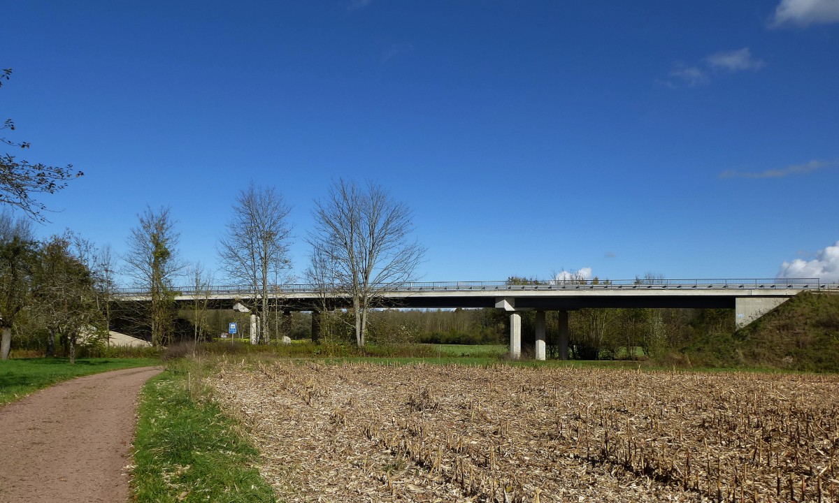 Gottenheim, die neue Straenbrcke ber die Breisgau-S-Bahn, Okt.2013