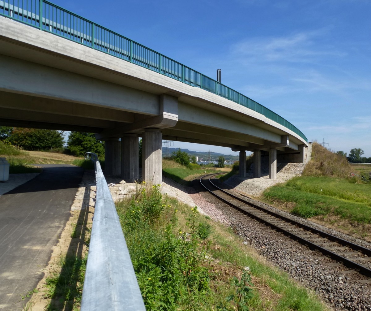 Gottenheim, die neue Straenbrcke ber die Kaiserstuhlbahn, Aug.2013