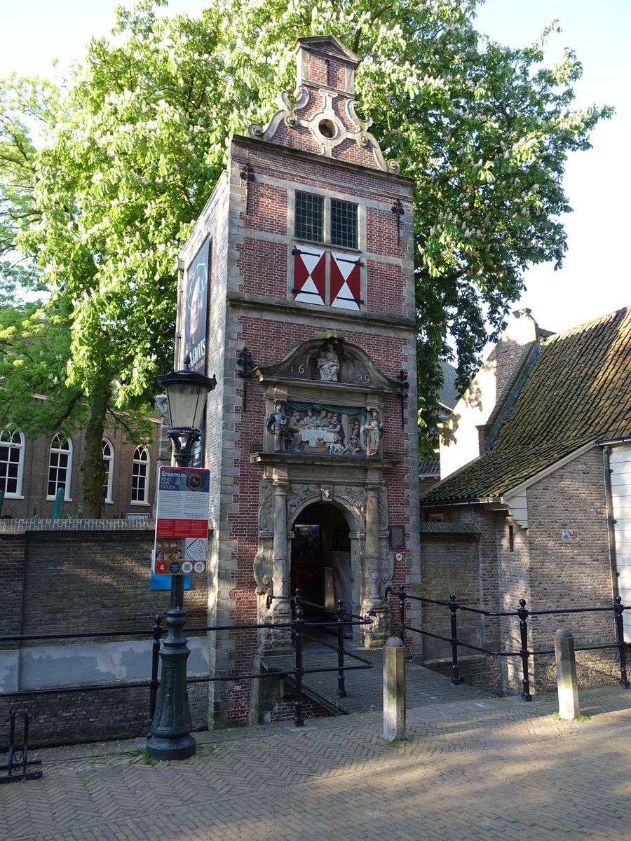 Gouda, Lazarus Portal zum ehemaligen Stadthospital Het Catharina Gasthuis, heute Stadtmuseum, am Tor Relief des Bildhauers Gregorius Cool (12.05.2016)