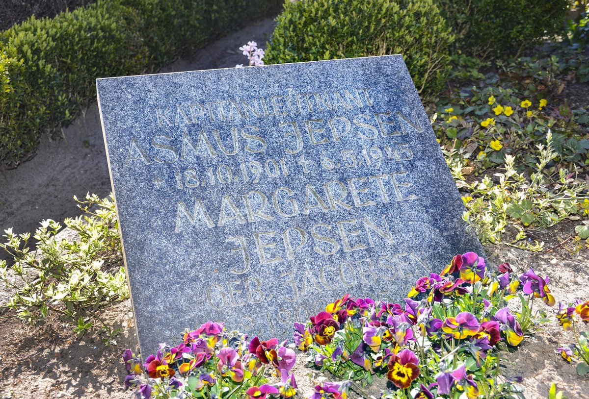 Grabsttte Kapitnleutnant Asmus Jepsen und seiner Frau Margarete. Asmus Jepsen (18. Oktober 1901 in Fruerlund; † 6. Mai 1945 bei Flensburg hingerichtet) war ein deutscher Kapitnleutnant und eines der letzten Opfer der nationalsozialistischen Marinejustiz. Aufnahme: 21. April 2020.