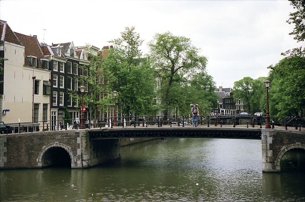 Gracht mit Brcke in Amsterdam. Aufnahme: Juli 1986 (digitalisiertes Negativfoto).