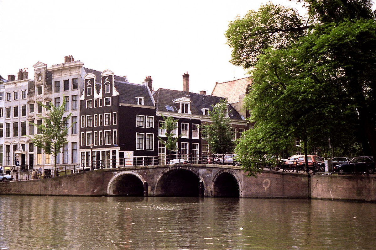 Gracht mit Brcke in Amsterdam. Aufnahme: Juli 1986 (digitalisiertes Negativfoto).
