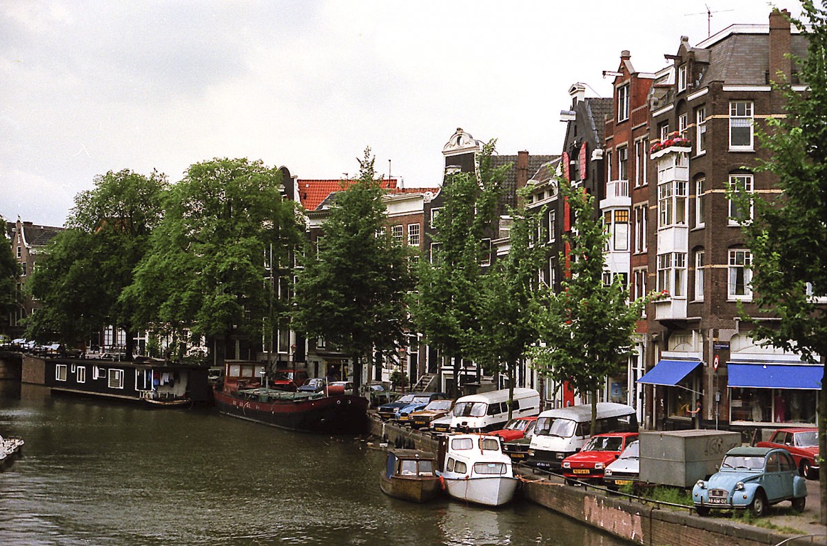 Gracht mit Giebelhusern in Amsterdam. Aufnahme: Juli 1986 (digitalisiertes Negativfoto).