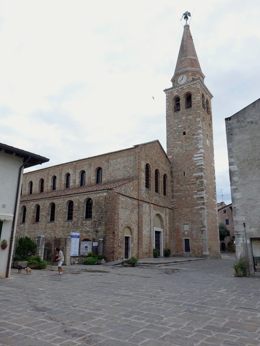 Grado, Basilika St. Eufemia an der Piazza dei Patriarchi, erbaut ab 579, Glockenturm 15. Jahrhundert (19.09.2019)
