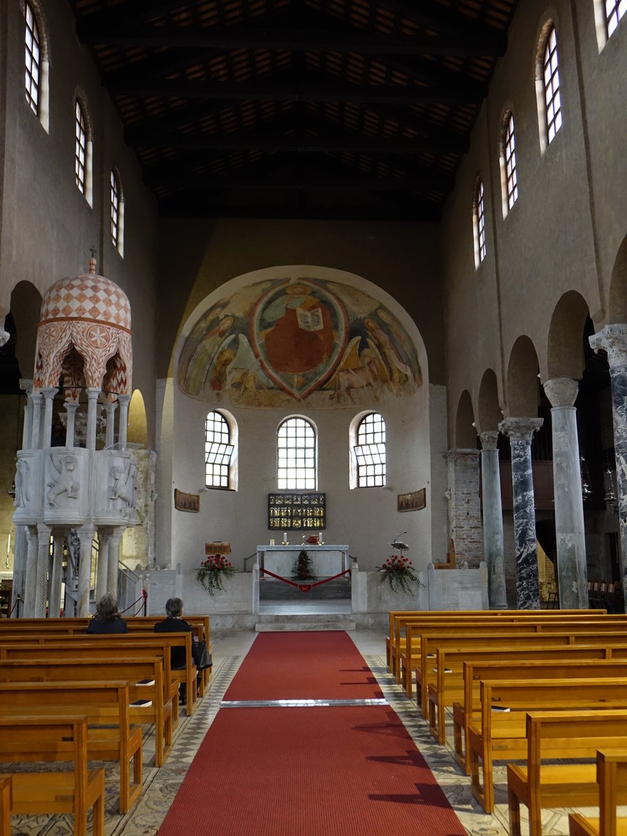 Grado, romanischer Innenraum in der Basilika St. Eufemia, Kanzel und Altar 14. Jahrhundert (19.09.2019)