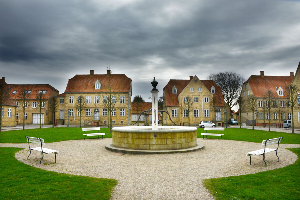 Graf Zinzendorfs Platz in Christiansfeld (Nordschleswig). Aufnahme: 18. Mrz 2024.