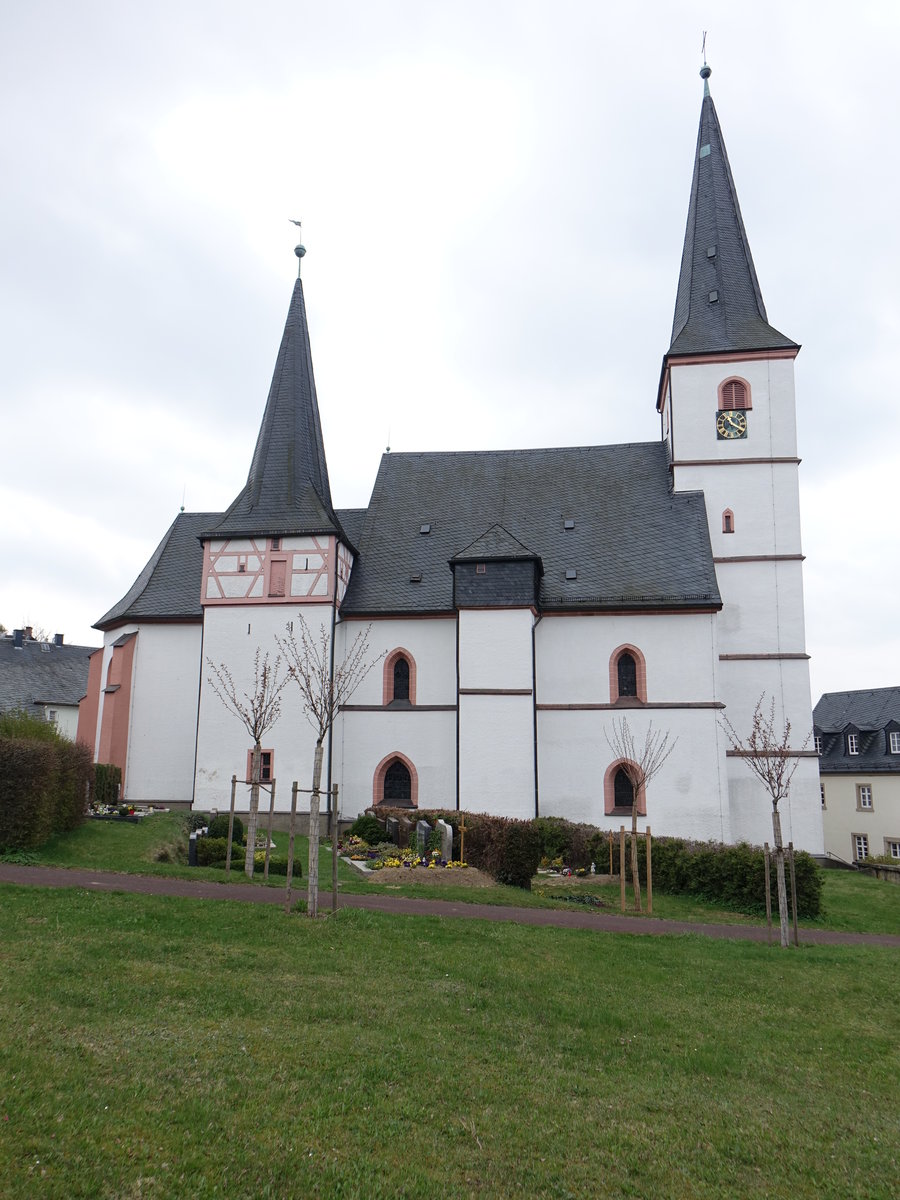 Grafengehaig, Ev. Hl. Geist Kirche, Dreischiffiger netzgewlbter Hallenbau mit eingezogenem Chor, Westturm zu fnf Geschossen, im nrdlichen Chorwinkel Wehrturm, drittes Geschoss in Fachwerk, im Kern 13./14. Jahrhundert (15.04.2017)