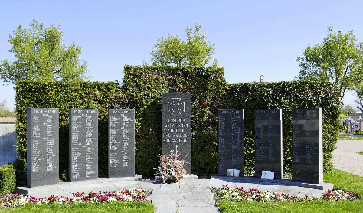 Grafenhausen, Denkmal fr die Gefallenen der beiden Weltkriege auf dem Friedhof, April 2020