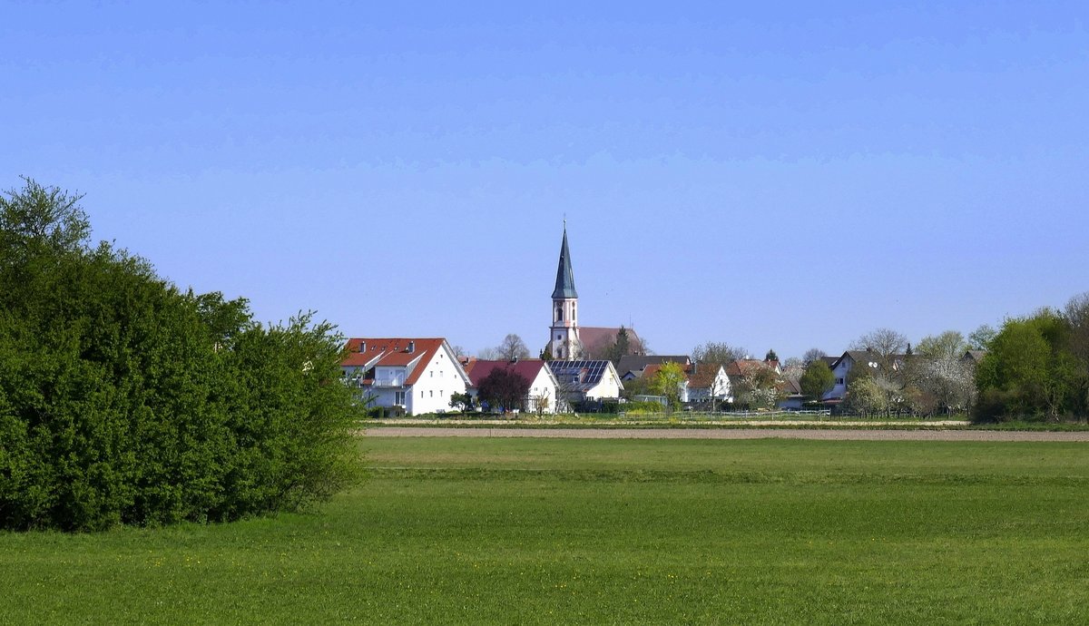 Grafenhausen in der Ortenau, Blick von Sden auf den Ort, mit der hoch aufragenden Pfarrkirche St.Jakobus, April 2020