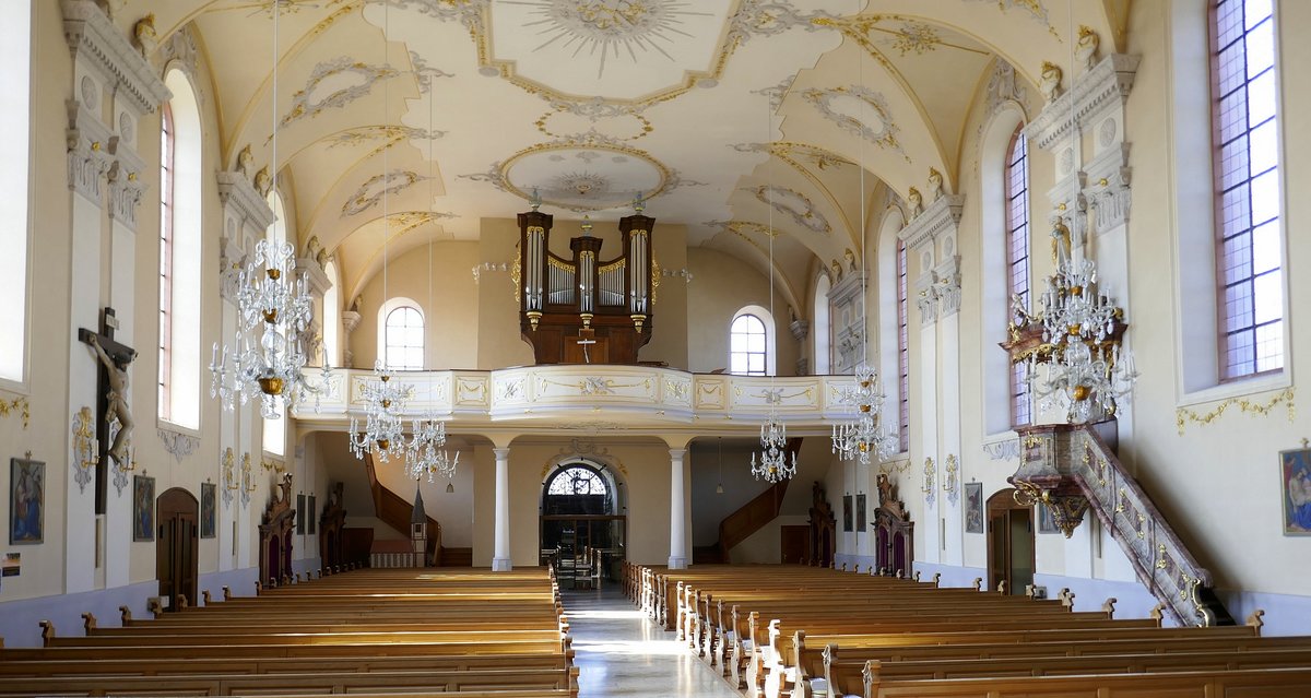 Grafenhausen, Pfarrkirche St.Jakobus, Blick zur Orgelempore mit der sptbarocken Orgel von 1790, April 2020