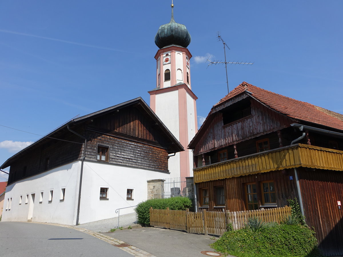 Grafenkirchen, kath. Pfarrkirche St. Laurentius, Saalbau mit eingezogenem Chor, Chor 14. Jahrhundert, Langhaus erbaut im 18. Jahrhundert (03.06.2017)
