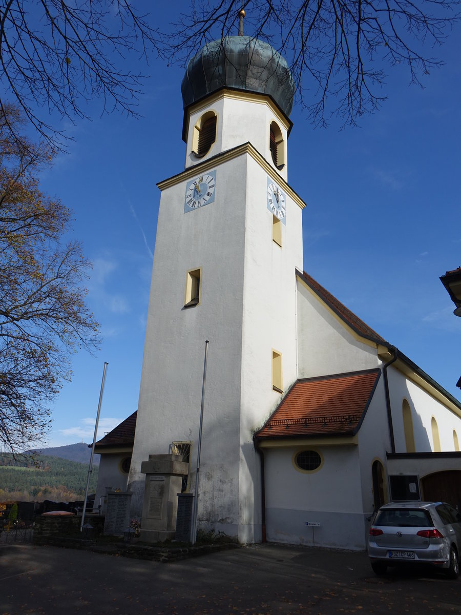 Grafenwiesen, katholische Kuratiekirche Hl.Dreifaltigkeit, Saalbau mit eingezogenem Chor, Walmdach und Fassadenturm mit Zwiebelhaube, Neurokoko, erbaut von 1920 bis 1923 (05.11.2017)