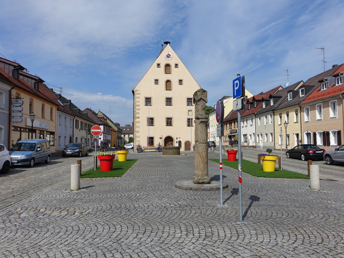 Grafenwhr, altes Rathaus von 1462 und Pestsule am Marktplatz (20.05.2018) 