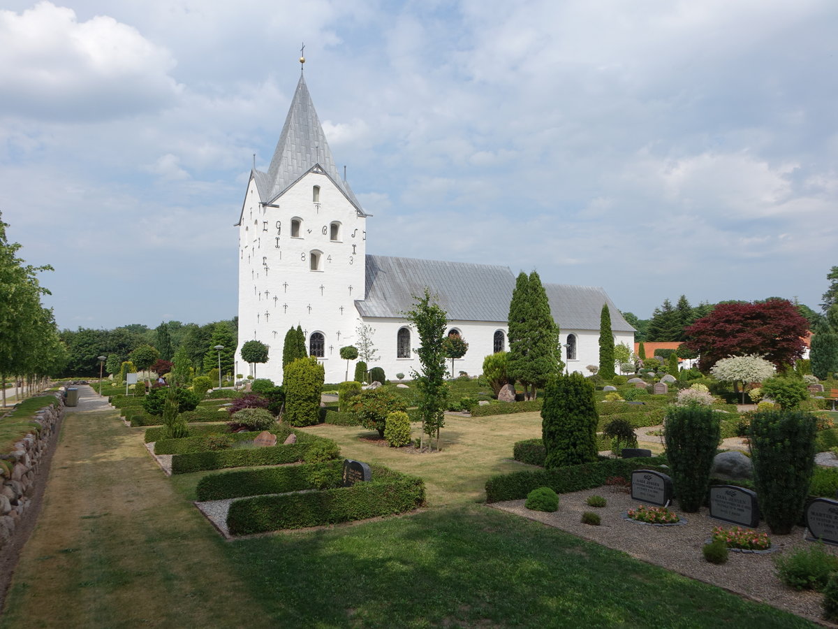 Gram, romanische Ev. Kirche in der Kirkeallee, erbaut um 1150 (09.06.2018)