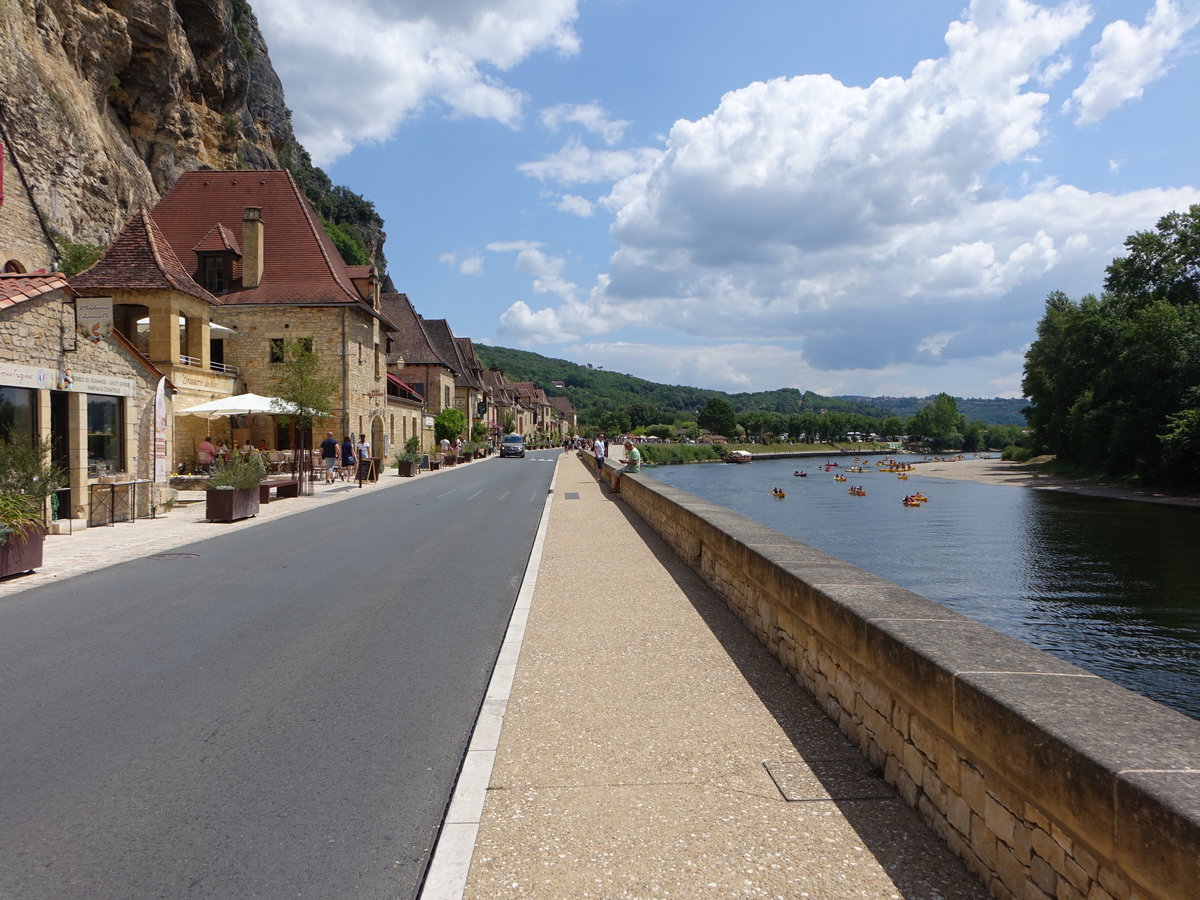 Grande Rue entlang der Dordogne in La Roque-Gageac (22.07.2018)