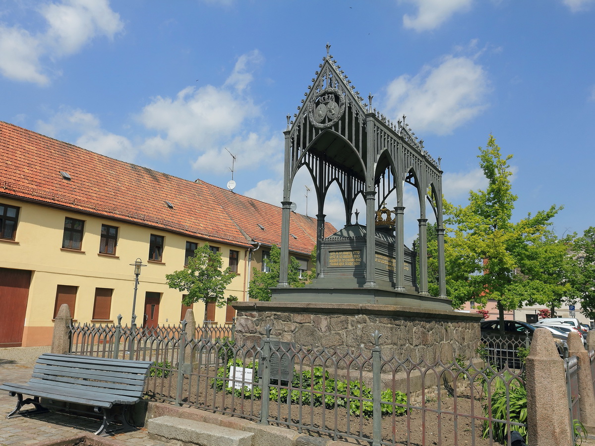 Gransee, Luisendenkmal (nach einem Entwurf von Friedrich Schinkel) auf dem Schinkelplatz am 18. Mai 2016.