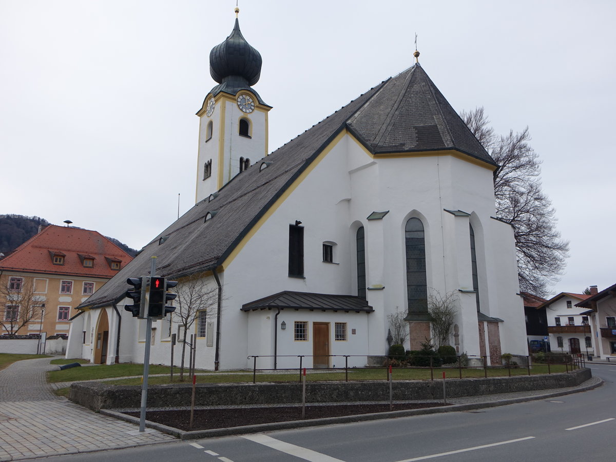 Grassau, kath. Pfarrkirche Maria Himmelfahrt, sptgotische dreischiffige Hallenkirche, erbaut im 15. Jahrhundert, 1766/67 barockisiert (26.02.2017)