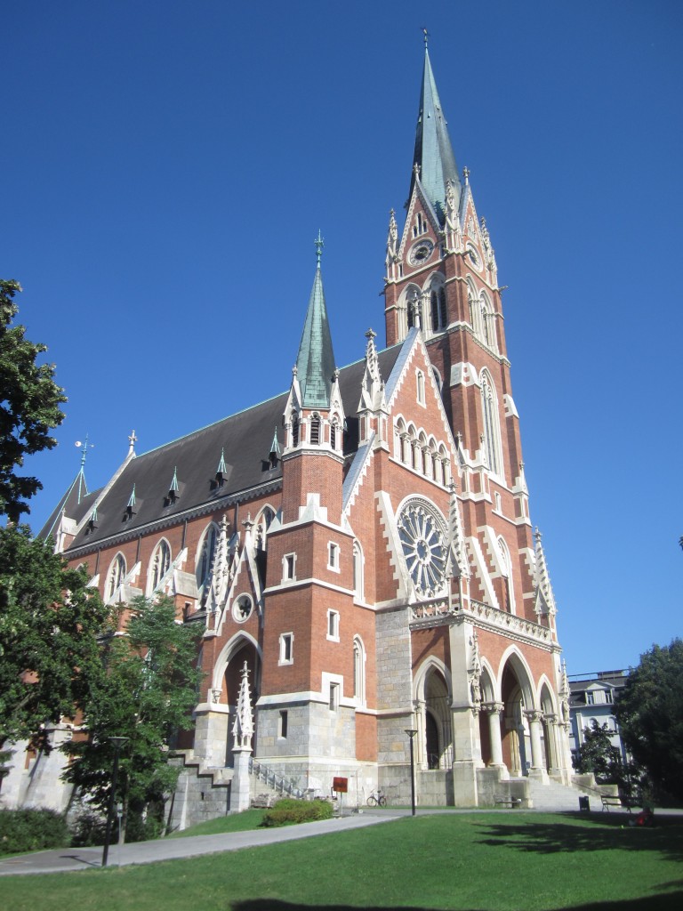 Graz, Herz Jesu Kirche, neugotischer Backsteinstil, erbaut von 1881 bis 1887 im 
Stadtteil St. Leonhard, dritthchster Kirchturm sterreichs, Architekt Georg von 
Hauberrisser (18.08.2013)
