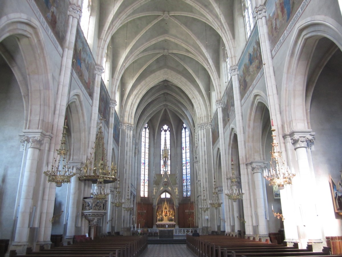 Graz, Langschiff der Herz Jesu Kirche, Neugotische Glasfenster der Glasmalereianstalt Neuhauser (18.08.2013)