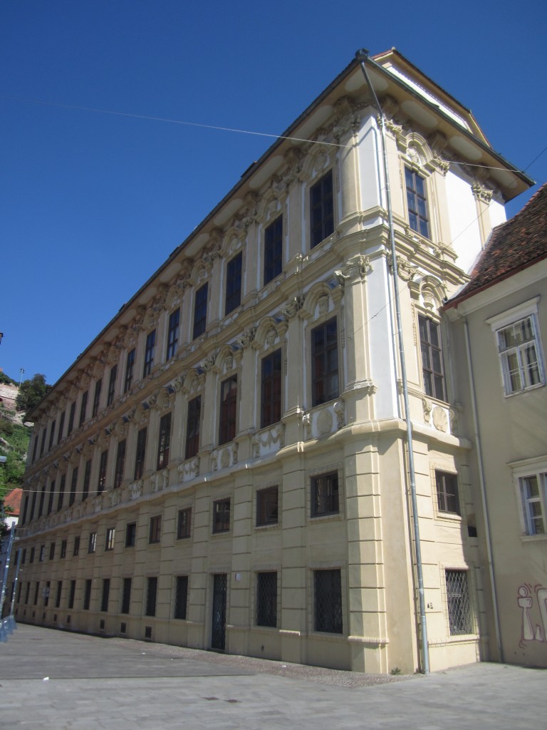 Graz, Palais Attems, Sackstrae 17, Bedeutenster Barockpalast der Stadt, erbaut von 1702 bis 1716 durch A. Stengg (18.08.2013)