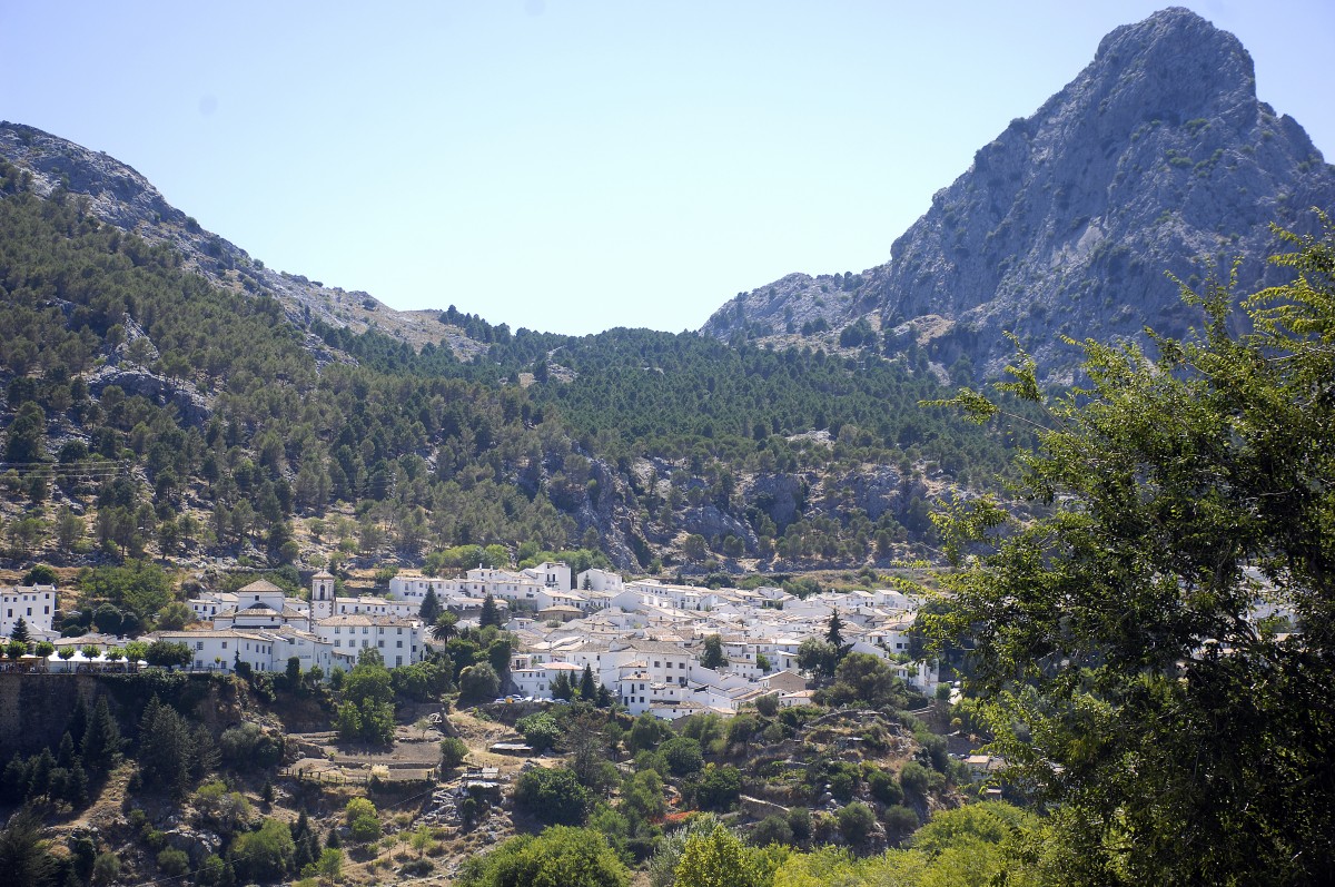 Grazalema am Fu der Berge der Sierra del Binar. Grazalema ist eines der weien Drfer Andalusiens; einer Reihe von Drfern und Kleinstdten die, meist auf phnizische und rmische Siedlungen zurckgehend, von den Mauren ausgebaut wurden. Aufnahme: Juli 2014.