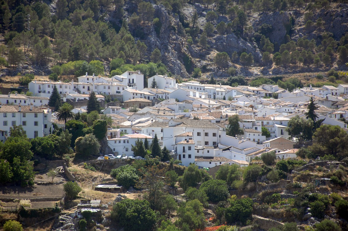 Grazalema im Nordosten der Provinz Cdiz. Grazalema ist eines der weien Drfer Andalusiens; typisch dafr sind die wei gestrichenen Huser und engen verwinkelten Gassen, wie sie auch in Nordafrika zu finden sind. Aufnahme: Juli 2014.